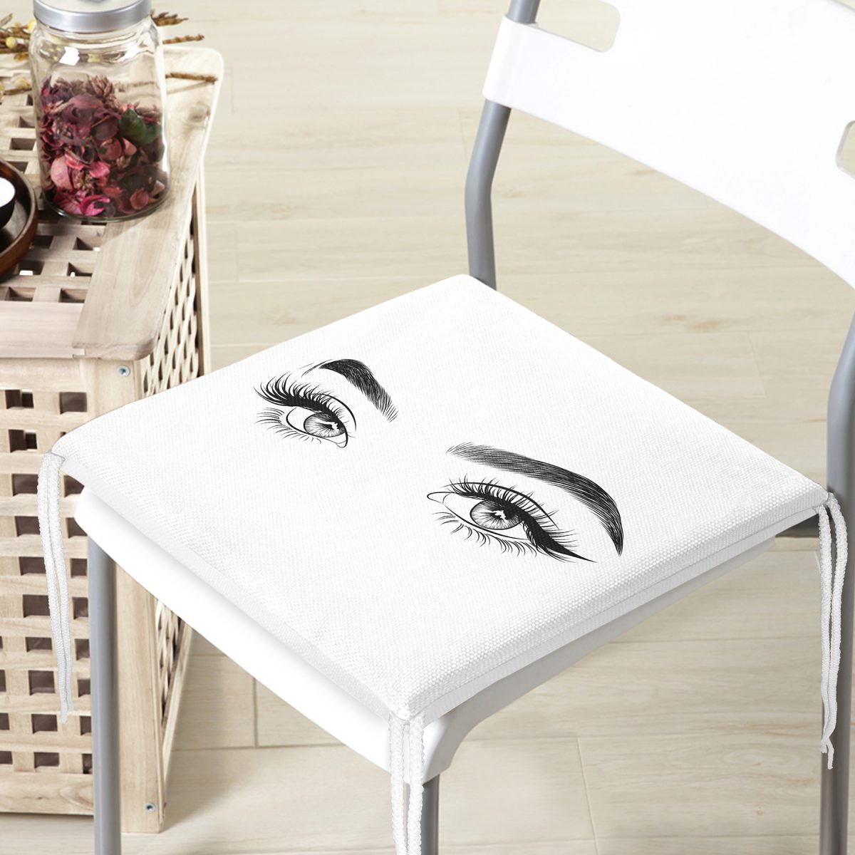 RealHomes Beyaz Zeminde Kirpik Motifli Özel Tasarım Fermuarlı Sandalye Minderi Realhomes