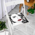 - httpsrealarge.comserdarMinderFermuarli-KareFrm-5102-Gorsel12-Gorsel - Realhomes Kırmızı Dudaklı Kara Kalem Çizimli Özel Tasarım Fermuarlı Sandalye Minderi Realhomes