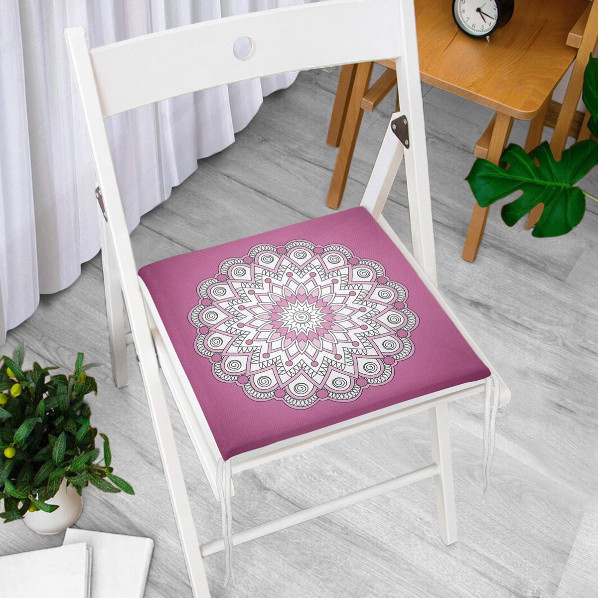 Pembe Zeminde Beyaz Mandala Desenli Özel Tasarım Fermuarlı Sandalye Minderi Realhomes