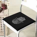 Siyaz Zeminde Beyaz Fatma Ana Eli Motifli Fermuarlı Sandalye Minderi Realhomes