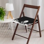 - httpsrealarge.comserdarMinderFermuarli-KareFrm-5232siyah-Gorsel12-Gorsel-2 - Realhomes RealHomes Siyah Zeminde Siyah Ağaç Tasarımlı Dekoratif Fermuarlı Sandalye Minderi Realhomes