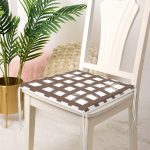 - httpsrealarge.comserdarMinderFermuarli-KareFrm-5236kahve-Gorsel12-Gorsel-3 - Realhomes Kahve Zeminde Geometrik Kare Motifli Dekoratif Fermuarlı Sandalye Minderi Realhomes