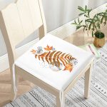 Beyaz Mermer Zemin Üzerinde Sonbahar Kurumuş Yaprak Desenli Fermuarlı Sandalye Minderi Realhomes