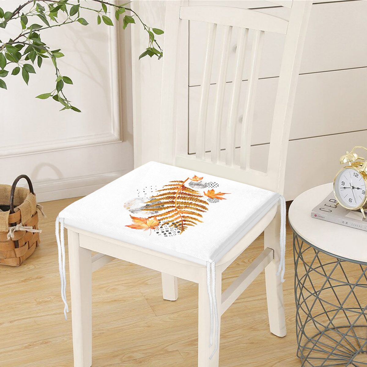 Beyaz Mermer Zemin Üzerinde Sonbahar Kurumuş Yaprak Desenli Fermuarlı Sandalye Minderi Realhomes