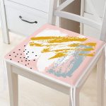 Pembe Zemin Üzerinde Sulu Boya Beyaz Ve Mavi Çizimli Özel Tasarım Fermuarlı Sandalye Minderi Realhomes