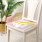 Pembe Zemin Üzerinde Sulu Boya Beyaz Ve Mavi Çizimli Özel Tasarım Fermuarlı Sandalye Minderi Realhomes