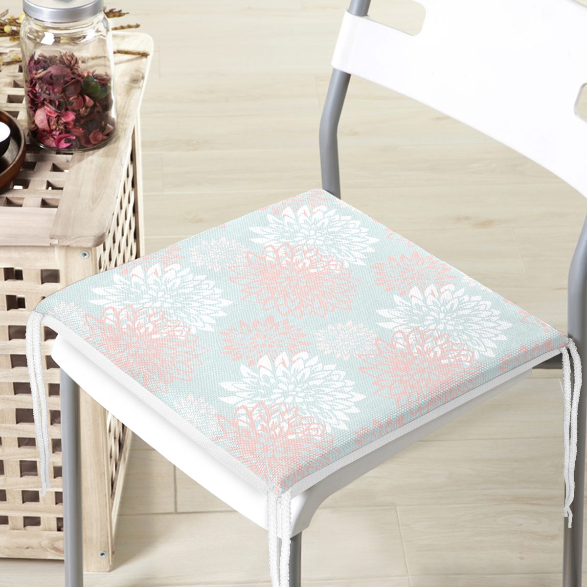 Mavi Zemin Üzerinde Beyaz Kırmızı Çiçek Tasarımlı Dekoratif Fermuarlı Sandalye Minderi Realhomes