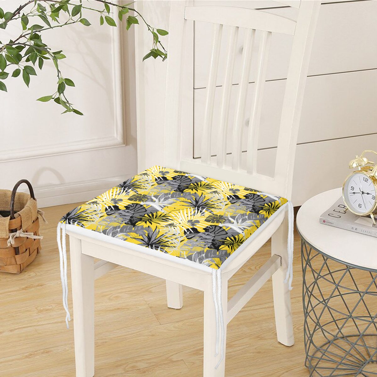 Sarı Zemin Üzerinde Beyaz Ve Gri Yaprak Motifli Fermuarlı Sandalye Minderi Realhomes