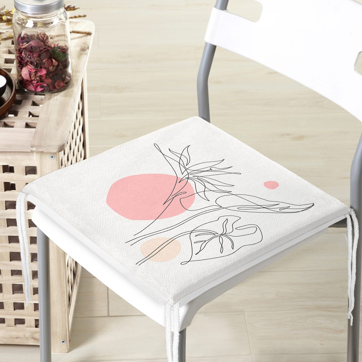 Gri Zemin Üzerinde Karakalem Çiçek Çizimli Modern Fermuarlı Sandalye Minderi Realhomes