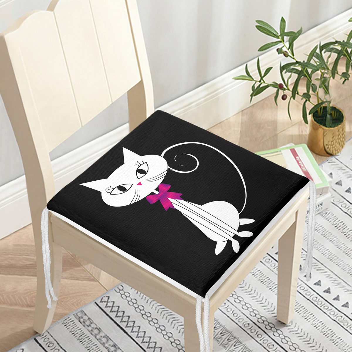 Siyah Zeminde Sevimli Beyaz Kedicik Özel Tasarımlı Fermuarlı Sandalye Minderi Realhomes