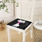 - httpsrealarge.comserdarMinderFermuarli-KareFrm-5608-Gorsel12-Gorsel-3 - Realhomes Siyah Zeminde Sevimli Beyaz Kedicik Özel Tasarımlı Fermuarlı Sandalye Minderi Realhomes