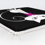 - httpsrealarge.comserdarMinderFermuarli-KareFrm-5608-Gorsel12-Gorsel-5 - Realhomes Siyah Zeminde Sevimli Beyaz Kedicik Özel Tasarımlı Fermuarlı Sandalye Minderi Realhomes