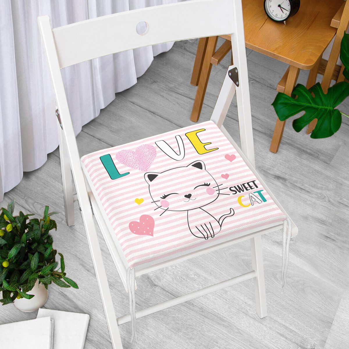 Pembe Çizgili Zeminde Sweet Cat Tasarımlı Fermuarlı Sandalye Minderi Realhomes
