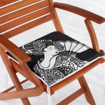 - httpsrealarge.comserdarMinderFermuarli-KareFrm-5805-Gorsel12-Gorsel-1 - Realhomes  Siyah Zeminde Gri Japon Kız Motifli Dekoratif Fermuarlı Sandalye Minderi Realhomes