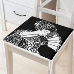 - httpsrealarge.comserdarMinderFermuarli-KareFrm-5805-Gorsel12-Gorsel - Realhomes  Siyah Zeminde Gri Japon Kız Motifli Dekoratif Fermuarlı Sandalye Minderi Realhomes