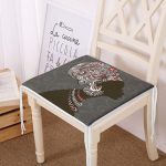 - httpsrealarge.comserdarMinderFermuarli-KareFrm-5825-Gorsel12-Gorsel - Realhomes  Gri Zemin Desenli Siyahi Kadın Motifli Fermuarlı Sandalye Minderi Realhomes