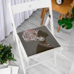 - httpsrealarge.comserdarMinderFermuarli-KareFrm-5825-Gorsel12-Gorsel-2 - Realhomes  Gri Zemin Desenli Siyahi Kadın Motifli Fermuarlı Sandalye Minderi Realhomes