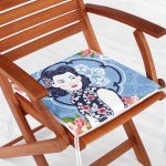 - httpsrealarge.comserdarMinderFermuarli-KareFrm-5847-Gorsel12-Gorsel - Realhomes  Çiçek Detaylı Modern Kadın Motifli Dekoratif Fermuarlı Sandalye Minderi Realhomes