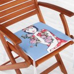 - httpsrealarge.comserdarMinderFermuarli-KareFrm-5850-Gorsel12-Gorsel-1 - Realhomes  Çiçeğe Sarılmış Japon Kız Motifli Dekoratif Fermuarlı Sandalye Minderi Realhomes