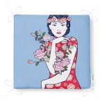 - httpsrealarge.comserdarMinderFermuarli-KareFrm-5850-Gorsel12-Gorsel-4 - Realhomes  Çiçeğe Sarılmış Japon Kız Motifli Dekoratif Fermuarlı Sandalye Minderi Realhomes