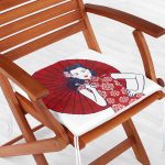 - httpsrealarge.comserdarMinderFermuarli-KareFrm-5858-Gorsel12-Gorsel-1 - Realhomes Sırtında Kırmızı Şemsiyeli Japon Kadın Motifli Fermuarlı Sandalye Minderi Realhomes