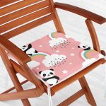 - Print - Realhomes Pembe Zeminde Bulutlar Ve Panda Dijital Baskılı Özel Tasarım Modern Fermuarlı Sandalye Minderi Realhomes