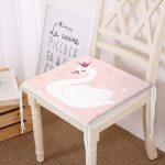 - Frm-2143-Gorsel - Realhomes Pembe Zeminli Kuğu Desenli Dijital Baskılı Fermuarlı Sandalye Minderi Realhomes