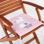 - Frm-4327p-Gorsel-1 - Realhomes Pembe Zeminde Unicorn Özel Tasarımlı At Motifli Modern Fermuarlı Sandalye Minderi Realhomes