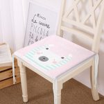 - Frm-4396-Gorsel - Realhomes Pembe Zeminde Sevimli Ayıcık Motifli Modern Fermuarlı Sandalye Minderi Realhomes