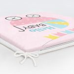 - Frm-4464-Gorsel-5 - Realhomes Pembe Zeminli Bebek Arabası Temalı Özel Tasarımlı Dijital Baskılı Çocuk Odası Fermuarlı Sandalye Minderi Realhomes