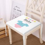 - Frm-4467-Gorsel - Realhomes Beyaz Zemin Bebek Kıyafeti Baby Shower Tasarımlı Dijital Baskılı Çocuk Odası Fermuarlı Sandalye Minderi Realhomes