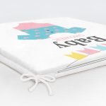 - Frm-4467-Gorsel-5 - Realhomes Beyaz Zemin Bebek Kıyafeti Baby Shower Tasarımlı Dijital Baskılı Çocuk Odası Fermuarlı Sandalye Minderi Realhomes