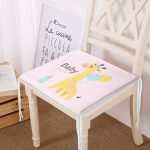 - Frm-4475-Gorsel - Realhomes Pembe Zeminde Balon ve Zürafa Desenli Özel Tasarım Bebek Odası Fermuarlı Sandalye Minderi Realhomes