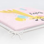 - Frm-4475-Gorsel-5 - Realhomes Pembe Zeminde Balon ve Zürafa Desenli Özel Tasarım Bebek Odası Fermuarlı Sandalye Minderi Realhomes