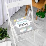 - Frm-4478-Gorsel-2 - Realhomes Gri Zemin Welcome Baby Yazılı Özel Tasarımlı Dijital Baskılı Çocuk Odası Fermuarlı Sandalye Minderi Realhomes