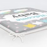 - Frm-4478-Gorsel-5 - Realhomes Gri Zemin Welcome Baby Yazılı Özel Tasarımlı Dijital Baskılı Çocuk Odası Fermuarlı Sandalye Minderi Realhomes