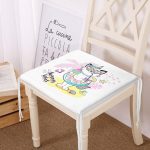 - Frm-4681-Gorsel - Realhomes Beyaz Zemin Tatil Temalı Sevimli Kedi Desenli Dijital Baskılı Modern Fermuarlı Sandalye Minderi Realhomes