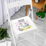 - Frm-4681-Gorsel-2 - Realhomes Beyaz Zemin Tatil Temalı Sevimli Kedi Desenli Dijital Baskılı Modern Fermuarlı Sandalye Minderi Realhomes