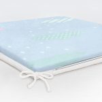 - Frm-4721-Gorsel-5 - Realhomes Mavi Zeminli Renkli Bulut Motifli Özel Tasarımlı Dijital Baskılı Çocuk Odası Fermuarlı Sandalye Minderi Realhomes