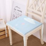 - Frm-4724-Gorsel - Realhomes Mavi Zeminde Bulut Desenli Özel Tasarımlı Dijital Baskılı Çocuk Odası Fermuarlı Sandalye Minderi Realhomes