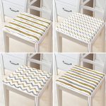 4'lü Beyaz Zemin Üzerinde Gold Detaylı Geometrik Desenli Modern Fermuarlı Sandalye Minderi Seti Realhomes