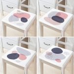 4'lü Beyaz Zemin Üzerinde Renkli Geometrik Desenli Modern Fermuarlı Sandalye Minderi Seti Realhomes