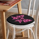 - RealHomes Yuvarlak Fermuarlı Minder - Realhomes  Siyah Zemin Pembe Kurdele Tasarımlı Dijital Baskılı Yuvarlak Fermuarlı Sandalye Minderi Realhomes