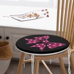 - RealHomes Yuvarlak Fermuarlı Minder - Realhomes  Siyah Zemin Pembe Kurdele Tasarımlı Dijital Baskılı Yuvarlak Fermuarlı Sandalye Minderi Realhomes