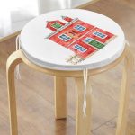 Minyatür Kırmızı Ev Çizimli Dijital Baskılı Yuvarlak Fermuarlı Sandalye Minderi Realhomes