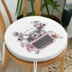 - RealHomes Yuvarlak Fermuarlı Minder - Realhomes  Pembe Antika Daktilo Çizimli Dijital Baskılı Yuvarlak Fermuarlı Sandalye Minderi Realhomes