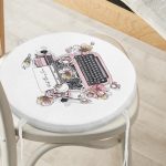 - RealHomes Yuvarlak Fermuarlı Minder - Realhomes  Pembe Antika Daktilo Çizimli Dijital Baskılı Yuvarlak Fermuarlı Sandalye Minderi Realhomes