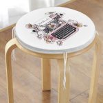 - RealHomes Yuvarlak Fermuarlı Minder - Realhomes  Pembe Antika Daktilo Çizimli Dijital Baskılı Yuvarlak Fermuarlı Sandalye Minderi Realhomes