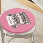 - RealHomes Yuvarlak Fermuarlı Minder - Realhomes Pembe Zemin Daktilo Tasarımlı Dijital Baskılı Modern Yuvarlak Fermuarlı Sandalye Minderi Realhomes