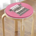 - RealHomes Yuvarlak Fermuarlı Minder - Realhomes Pembe Zemin Daktilo Tasarımlı Dijital Baskılı Modern Yuvarlak Fermuarlı Sandalye Minderi Realhomes